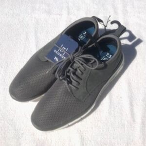 Size: 7 1/2 Women's Fashion Sneakers . Athletic or Casual w/ Memory Foam . New
